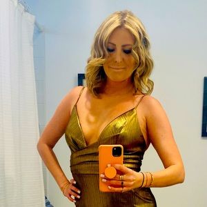 Mac Duggal Designer Metallic Gold Gown - size 6 - like NEW